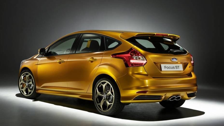 Versão esportiva do hatchback tem motor a gasolina 2.0 EcoBoost e 247 cv de potência - <a href="https://beta-develop.quatrorodas.abril.com.br/reportagens/salao/ford-focus-st-639743.shtml" rel="migration">Leia mais</a>