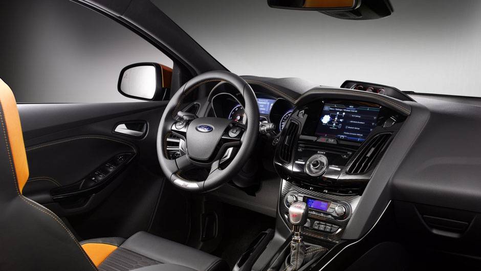 Vers&atilde;o esportiva do hatchback tem motor a gasolina 2.0 EcoBoost e 247 cv de pot&ecirc;ncia - <a href="https://beta-develop.quatrorodas.abril.com.br/reportagens/salao/ford-focus-st-639743.shtml" rel="migration">Leia mais</a>