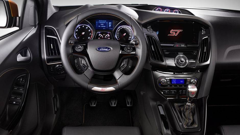 Vers&atilde;o esportiva do hatchback tem motor a gasolina 2.0 EcoBoost e 247 cv de pot&ecirc;ncia - <a href="https://beta-develop.quatrorodas.abril.com.br/reportagens/salao/ford-focus-st-639743.shtml" rel="migration">Leia mais</a>
