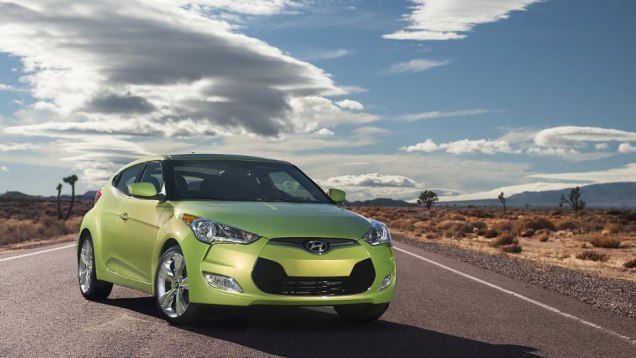 Modelo chama a aten&ccedil;&atilde;o pelas duas portas do lado do passageiro e uma do lado do motorista | <a href="https://beta-develop.quatrorodas.abril.com.br/carros/lancamentos/hyundai-veloster-641581.shtml" rel="migration">Leia mais</a>