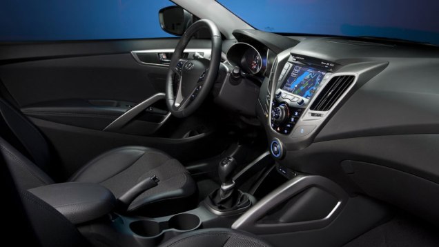 Painel é composto por materiais de toque duro | <a href="https://beta-develop.quatrorodas.abril.com.br/carros/lancamentos/hyundai-veloster-641581.shtml" rel="migration">Leia mais</a> Painel é composto por materiais de toque duro | <a href="https://beta-develop.quatrorodas.abril.com.br/carros/lancamentos/hyundai-veloster-641581.shtml" rel="migration">Leia mais</a>