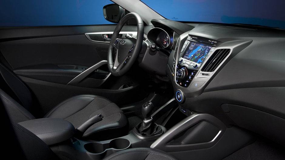 Painel é composto por materiais de toque duro | <a href="https://beta-develop.quatrorodas.abril.com.br/carros/lancamentos/hyundai-veloster-641581.shtml" rel="migration">Leia mais</a> Painel é composto por materiais de toque duro | <a href="https://beta-develop.quatrorodas.abril.com.br/carros/lancamentos/hyundai-veloster-641581.shtml" rel="migration">Leia mais</a>