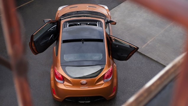 Lanternas possuem formatos de asa e o escapamento com ponteira dupla está centralizado | <a href="https://beta-develop.quatrorodas.abril.com.br/carros/lancamentos/hyundai-veloster-641581.shtml" rel="migration">Leia mais</a> Lanternas possuem formatos de asa e o escapamento com ponteira dupla está centralizado | <a href="https://beta-develop.quatrorodas.abril.com.br/carros/lancamentos/hyundai-veloster-641581.shtml" rel="migration">Leia mais</a>