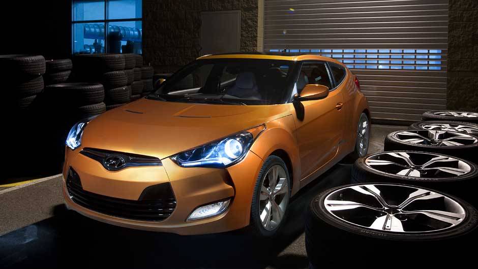 Modelo estar&aacute; dispon&iacute;vel em tr&ecirc;s op&ccedil;&otilde;es de acabamento | <a href="https://beta-develop.quatrorodas.abril.com.br/carros/lancamentos/hyundai-veloster-641581.shtml" rel="migration">Leia mais</a>