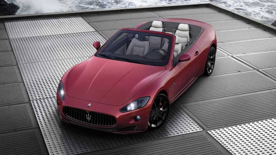 Conversível tem motor 4.7 V8 de 450 cv de potência <a href="https://beta-develop.quatrorodas.abril.com.br/noticias/maserati-lanca-grancabrio-sport-297006_p.shtml" target="_blank" rel="migration">Leia mais</a>