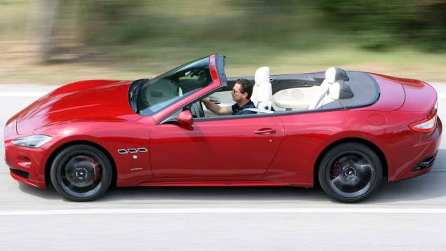 Convers&iacute;vel tem motor 4.7 V8 de 450 cv de pot&ecirc;ncia <a href="https://beta-develop.quatrorodas.abril.com.br/noticias/maserati-lanca-grancabrio-sport-297006_p.shtml" target="_blank" rel="migration">Leia mais</a>