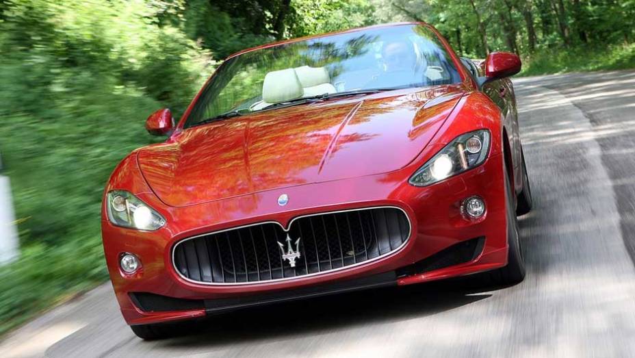 Conversível tem motor 4.7 V8 de 450 cv de potência <a href="https://beta-develop.quatrorodas.abril.com.br/noticias/maserati-lanca-grancabrio-sport-297006_p.shtml" target="_blank" rel="migration">Leia mais</a>