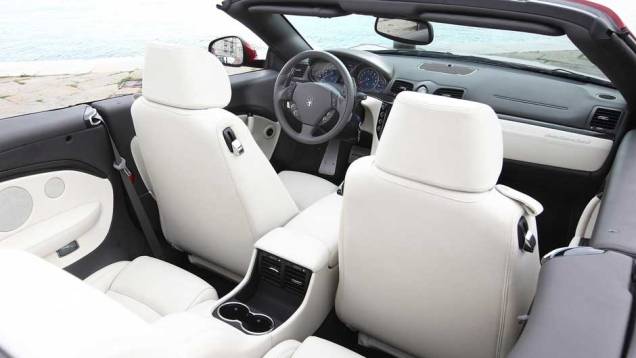 Convers&iacute;vel tem motor 4.7 V8 de 450 cv de pot&ecirc;ncia <a href="https://beta-develop.quatrorodas.abril.com.br/noticias/maserati-lanca-grancabrio-sport-297006_p.shtml" target="_blank" rel="migration">Leia mais</a>