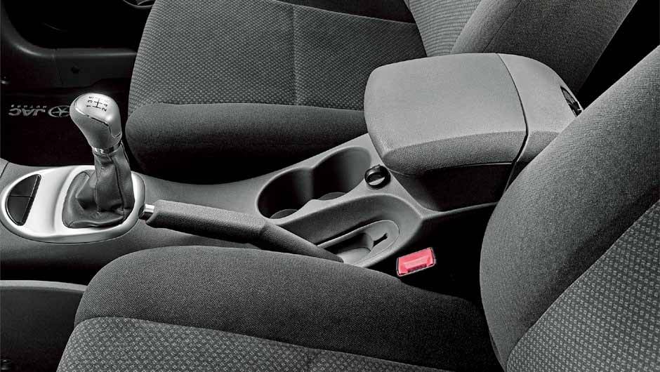 Minivan é o terceiro modelo da marca a desembarcar no Brasil. <a href="https://beta-develop.quatrorodas.abril.com.br/carros/lancamentos/jac-j6-635765.shtml" rel="migration">Leia mais</a> Minivan é o terceiro modelo da marca a desembarcar no Brasil. <a href="https://beta-develop.quatrorodas.abril.com.br/carros/lancamentos/jac-j6-635765.shtml" rel="migration">Leia mais</a>