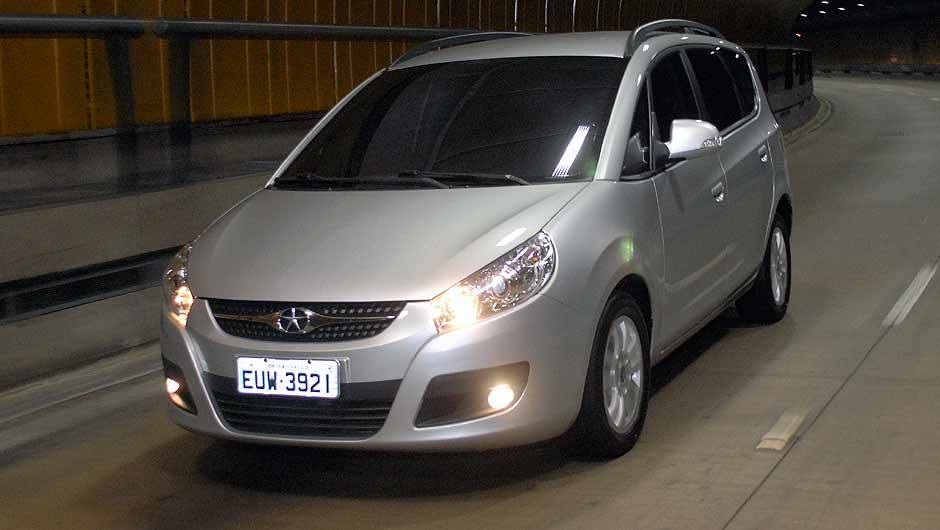Minivan &eacute; o terceiro modelo da marca a desembarcar no Brasil. <a href="https://beta-develop.quatrorodas.abril.com.br/carros/lancamentos/jac-j6-635765.shtml" rel="migration">Leia mais</a>