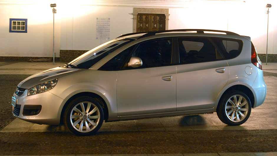 Minivan é o terceiro modelo da marca a desembarcar no Brasil. <a href="https://beta-develop.quatrorodas.abril.com.br/carros/lancamentos/jac-j6-635765.shtml" rel="migration">Leia mais</a> Minivan é o terceiro modelo da marca a desembarcar no Brasil. <a href="https://beta-develop.quatrorodas.abril.com.br/carros/lancamentos/jac-j6-635765.shtml" rel="migration">Leia mais</a>