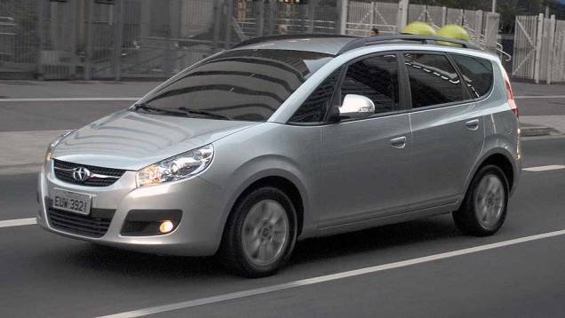 Minivan é o terceiro modelo da marca a desembarcar no Brasil. <a href="https://beta-develop.quatrorodas.abril.com.br/carros/lancamentos/jac-j6-635765.shtml" rel="migration">Leia mais</a> Minivan é o terceiro modelo da marca a desembarcar no Brasil. <a href="https://beta-develop.quatrorodas.abril.com.br/carros/lancamentos/jac-j6-635765.shtml" rel="migration">Leia mais</a>
