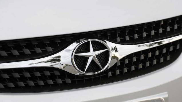 Minivan é o terceiro modelo da marca a desembarcar no Brasil. <a href="https://beta-develop.quatrorodas.abril.com.br/carros/lancamentos/jac-j6-635765.shtml" rel="migration">Leia mais</a> Minivan é o terceiro modelo da marca a desembarcar no Brasil. <a href="https://beta-develop.quatrorodas.abril.com.br/carros/lancamentos/jac-j6-635765.shtml" rel="migration">Leia mais</a>