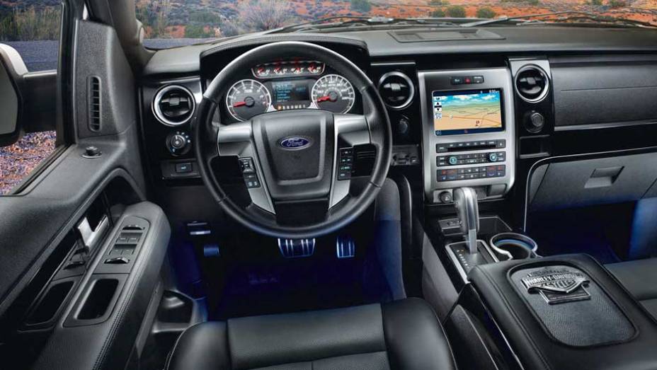 Interior exibe acabamento em couro de primeira qualidade. <a href="https://beta-develop.quatrorodas.abril.com.br/noticias/ford-apresenta-f-150-harley-davidson-298144_p.shtml" rel="migration">Leia mais</a>