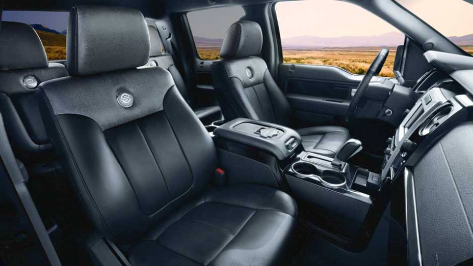 Os bancos possuem o logotipo da lendária marca de motocicletas. <a href="https://beta-develop.quatrorodas.abril.com.br/noticias/ford-apresenta-f-150-harley-davidson-298144_p.shtml" rel="migration">Leia mais</a> Os bancos possuem o logotipo da lendária marca de motocicletas. <a href="https://beta-develop.quatrorodas.abril.com.br/noticias/ford-apresenta-f-150-harley-davidson-298144_p.shtml" rel="migration">Leia mais</a>