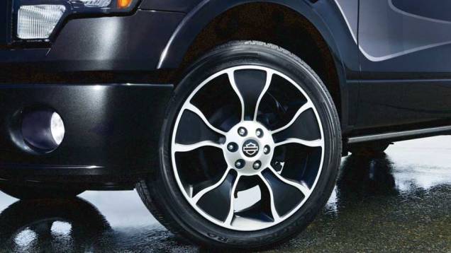 As rodas de liga leve têm 22 polegadas. <a href="https://beta-develop.quatrorodas.abril.com.br/noticias/ford-apresenta-f-150-harley-davidson-298144_p.shtml" rel="migration">Leia mais</a> As rodas de liga leve têm 22 polegadas. <a href="https://beta-develop.quatrorodas.abril.com.br/noticias/ford-apresenta-f-150-harley-davidson-298144_p.shtml" rel="migration">Leia mais</a>