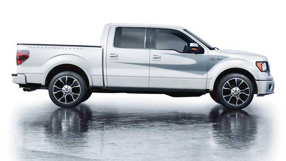 A carroceria tem pintura exclusiva. <a href="https://beta-develop.quatrorodas.abril.com.br/noticias/ford-apresenta-f-150-harley-davidson-298144_p.shtml" rel="migration">Leia mais</a>