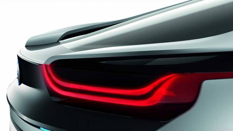 Esportivo de linhas futuristas, ele inaugura a divis&atilde;o "i" de carros el&eacute;tricos da BMW. <a href="https://beta-develop.quatrorodas.abril.com.br/noticias/sustentabilidade-bmw-revela-detalhes-divisao-eletrica-i-natali-chiconi-297169_p.shtml" rel="migration">Leia mais</a>
