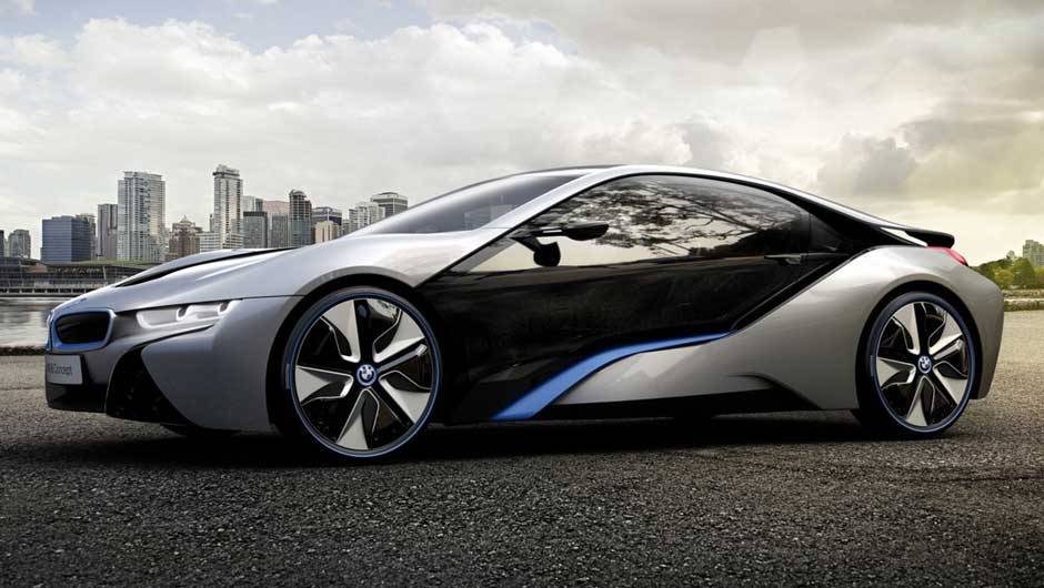 Esportivo de linhas futuristas, ele inaugura a divis&atilde;o "i" de carros el&eacute;tricos da BMW. <a href="https://beta-develop.quatrorodas.abril.com.br/noticias/sustentabilidade-bmw-revela-detalhes-divisao-eletrica-i-natali-chiconi-297169_p.shtml" rel="migration">Leia mais</a>