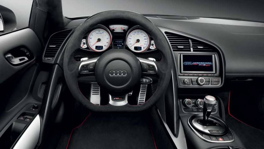 A cabine do R8 GT lembra um avião. <a href="https://beta-develop.quatrorodas.abril.com.br/noticias/audi-lanca-seu-primeiro-carro-r-1-milhao-brasil-299224_p.shtml" rel="migration">Leia mais</a>