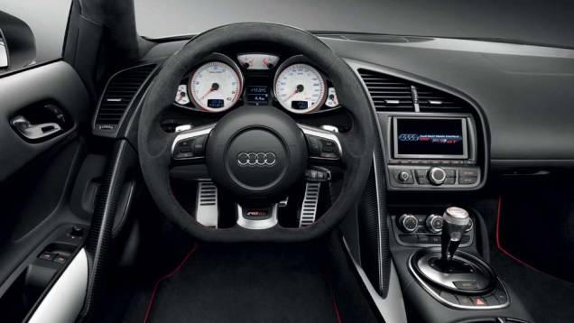 A cabine do R8 GT lembra um avião. <a href="https://beta-develop.quatrorodas.abril.com.br/noticias/audi-lanca-seu-primeiro-carro-r-1-milhao-brasil-299224_p.shtml" rel="migration">Leia mais</a> A cabine do R8 GT lembra um avião. <a href="https://beta-develop.quatrorodas.abril.com.br/noticias/audi-lanca-seu-primeiro-carro-r-1-milhao-brasil-299224_p.shtml" rel="migration">Leia mais</a>