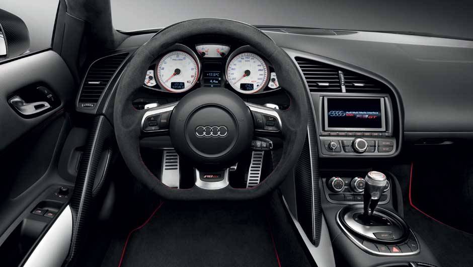 A cabine do R8 GT lembra um avi&atilde;o. <a href="https://beta-develop.quatrorodas.abril.com.br/noticias/audi-lanca-seu-primeiro-carro-r-1-milhao-brasil-299224_p.shtml" rel="migration">Leia mais</a>