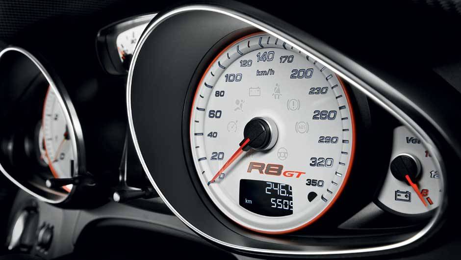 A escala do velocímetro vai até 350 km/h, mas o R8 para nos 320 km/h. <a href="https://beta-develop.quatrorodas.abril.com.br/noticias/audi-lanca-seu-primeiro-carro-r-1-milhao-brasil-299224_p.shtml" rel="migration">Leia mais</a> A escala do velocímetro vai até 350 km/h, mas o R8 para nos 320 km/h. <a href="https://beta-develop.quatrorodas.abril.com.br/noticias/audi-lanca-seu-primeiro-carro-r-1-milhao-brasil-299224_p.shtml" rel="migration">Leia mais</a>