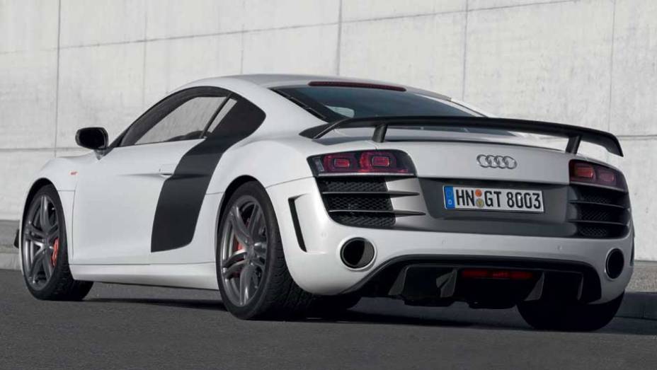 O aerofólio traseiro é feito de fibra de carbono. <a href="https://beta-develop.quatrorodas.abril.com.br/noticias/audi-lanca-seu-primeiro-carro-r-1-milhao-brasil-299224_p.shtml" rel="migration">Leia mais</a> O aerofólio traseiro é feito de fibra de carbono. <a href="https://beta-develop.quatrorodas.abril.com.br/noticias/audi-lanca-seu-primeiro-carro-r-1-milhao-brasil-299224_p.shtml" rel="migration">Leia mais</a>