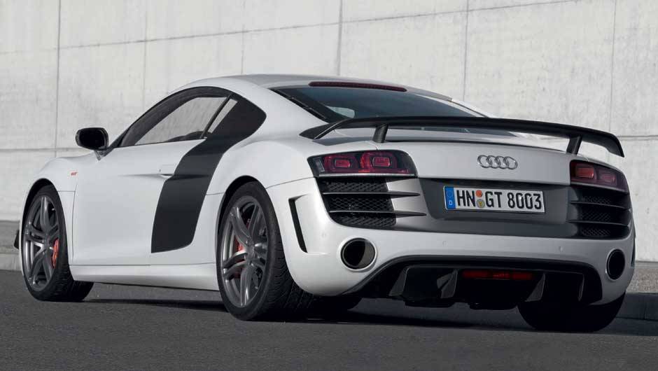 O aerofólio traseiro é feito de fibra de carbono. <a href="https://beta-develop.quatrorodas.abril.com.br/noticias/audi-lanca-seu-primeiro-carro-r-1-milhao-brasil-299224_p.shtml" rel="migration">Leia mais</a> O aerofólio traseiro é feito de fibra de carbono. <a href="https://beta-develop.quatrorodas.abril.com.br/noticias/audi-lanca-seu-primeiro-carro-r-1-milhao-brasil-299224_p.shtml" rel="migration">Leia mais</a>