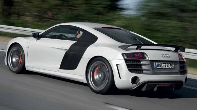 No Brasil, apenas três felizardos poderão ter um R8 GT na garagem. <a href="https://beta-develop.quatrorodas.abril.com.br/noticias/audi-lanca-seu-primeiro-carro-r-1-milhao-brasil-299224_p.shtml" rel="migration">Leia mais</a> No Brasil, apenas três felizardos poderão ter um R8 GT na garagem. <a href="https://beta-develop.quatrorodas.abril.com.br/noticias/audi-lanca-seu-primeiro-carro-r-1-milhao-brasil-299224_p.shtml" rel="migration">Leia mais</a>