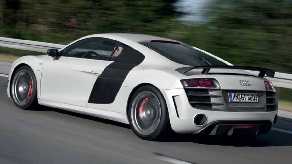 No Brasil, apenas tr&ecirc;s felizardos poder&atilde;o ter um R8 GT na garagem. <a href="https://beta-develop.quatrorodas.abril.com.br/noticias/audi-lanca-seu-primeiro-carro-r-1-milhao-brasil-299224_p.shtml" rel="migration">Leia mais</a>