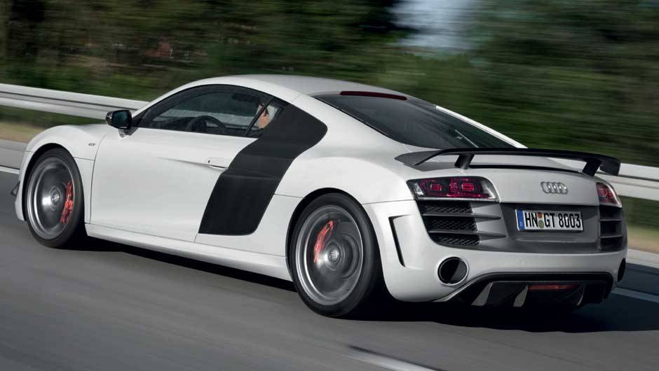 No Brasil, apenas tr&ecirc;s felizardos poder&atilde;o ter um R8 GT na garagem. <a href="https://beta-develop.quatrorodas.abril.com.br/noticias/audi-lanca-seu-primeiro-carro-r-1-milhao-brasil-299224_p.shtml" rel="migration">Leia mais</a>