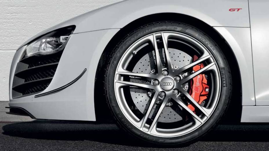 As belas rodas de liga leve têm 19 polegadas. <a href="https://beta-develop.quatrorodas.abril.com.br/noticias/audi-lanca-seu-primeiro-carro-r-1-milhao-brasil-299224_p.shtml" rel="migration">Leia mais</a>