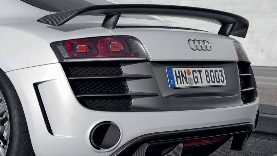 As entradas de ar n&atilde;o s&atilde;o est&eacute;ticas: elas ajudam a refrigerar o motor V10. <a href="https://beta-develop.quatrorodas.abril.com.br/noticias/audi-lanca-seu-primeiro-carro-r-1-milhao-brasil-299224_p.shtml" rel="migration">Leia mais</a>