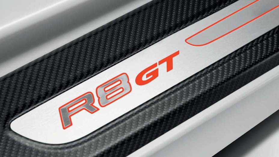 At&eacute; a soleira &eacute; de fibra de carbono. <a href="https://beta-develop.quatrorodas.abril.com.br/noticias/audi-lanca-seu-primeiro-carro-r-1-milhao-brasil-299224_p.shtml" rel="migration">Leia mais</a>