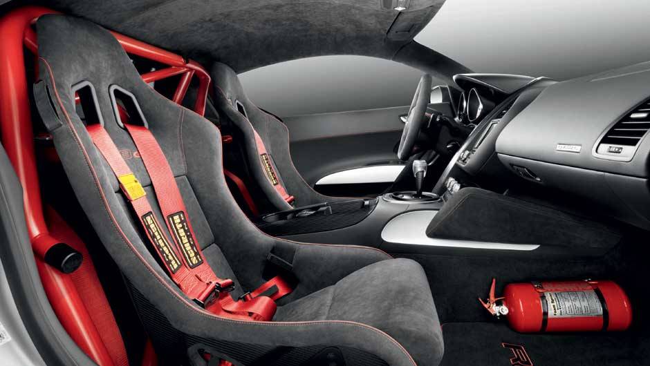 Os bancos de competi&ccedil;&atilde;o mostram a verdadeira voca&ccedil;&atilde;o do R8 GT. <a href="https://beta-develop.quatrorodas.abril.com.br/noticias/audi-lanca-seu-primeiro-carro-r-1-milhao-brasil-299224_p.shtml" rel="migration">Leia mais</a>