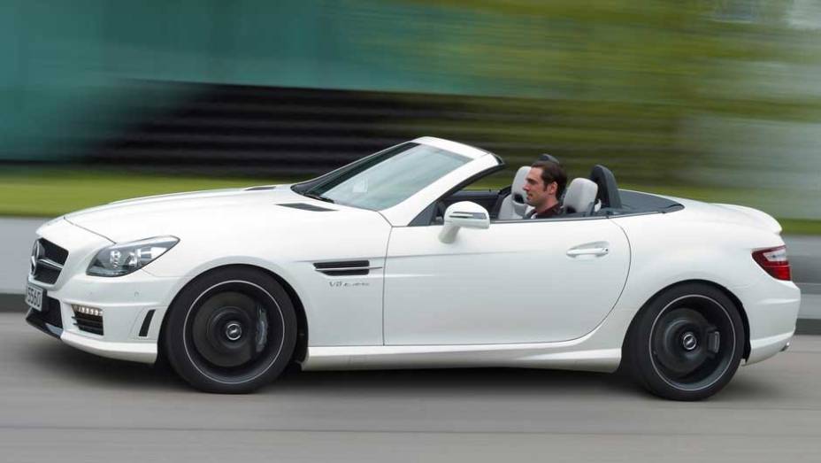 Roadster é equipado com um motor V8 de 415 cv. <a href="https://beta-develop.quatrorodas.abril.com.br/noticias/mercedes-revela-versao-mais-potente-slk-55-amg-299394_p.shtml" rel="migration">Leia mais</a>