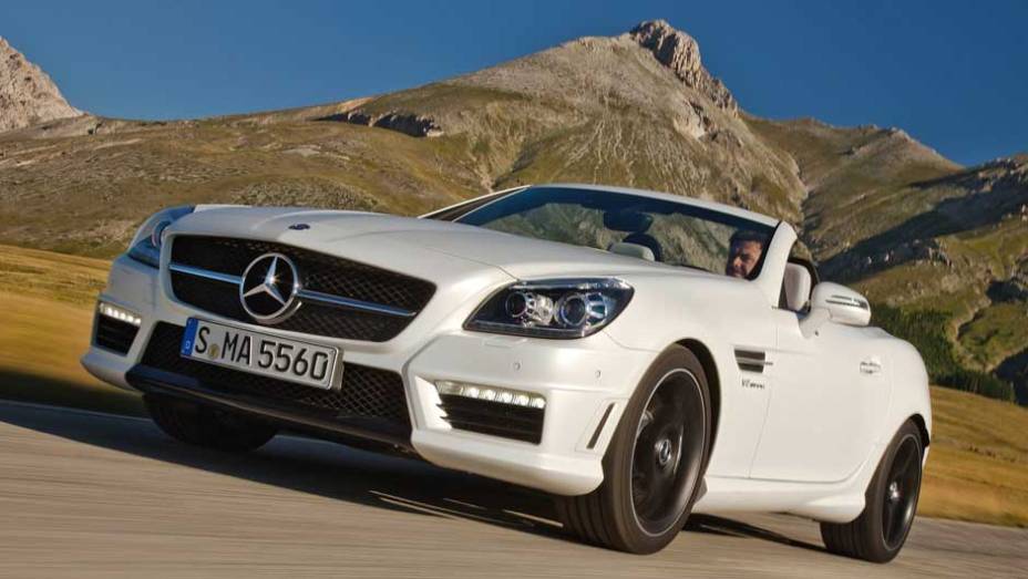 Visual frontal é inspirado no SLS AMG. <a href="https://beta-develop.quatrorodas.abril.com.br/noticias/mercedes-revela-versao-mais-potente-slk-55-amg-299394_p.shtml" rel="migration">Leia mais</a>