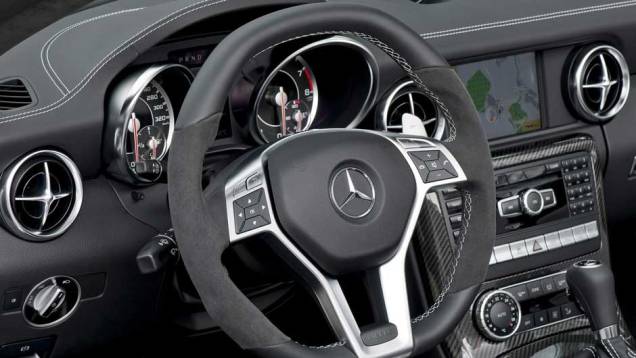 Acabamento interno abusa do couro e fibra de carbono. <a href="https://beta-develop.quatrorodas.abril.com.br/noticias/mercedes-revela-versao-mais-potente-slk-55-amg-299394_p.shtml" rel="migration">Leia mais</a> Acabamento interno abusa do couro e fibra de carbono. <a href="https://beta-develop.quatrorodas.abril.com.br/noticias/mercedes-revela-versao-mais-potente-slk-55-amg-299394_p.shtml" rel="migration">Leia mais</a>