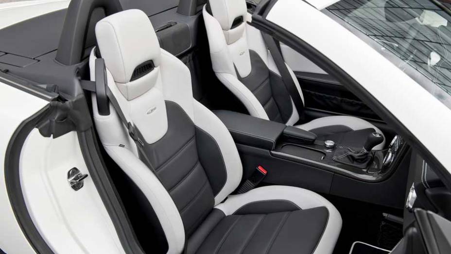 Bancos esportivos têm acabamento em dois tons. <a href="https://beta-develop.quatrorodas.abril.com.br/noticias/mercedes-revela-versao-mais-potente-slk-55-amg-299394_p.shtml" rel="migration">Leia mais</a> Bancos esportivos têm acabamento em dois tons. <a href="https://beta-develop.quatrorodas.abril.com.br/noticias/mercedes-revela-versao-mais-potente-slk-55-amg-299394_p.shtml" rel="migration">Leia mais</a>
