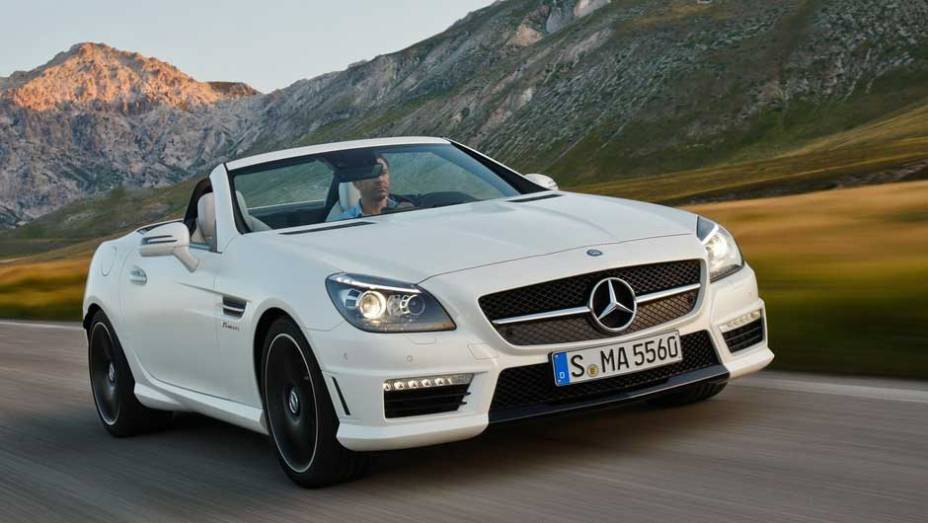 Kit aerodinâmico da AMG dá um visual ainda mais agressivo ao SLK. <a href="https://beta-develop.quatrorodas.abril.com.br/noticias/mercedes-revela-versao-mais-potente-slk-55-amg-299394_p.shtml" rel="migration">Leia mais</a>