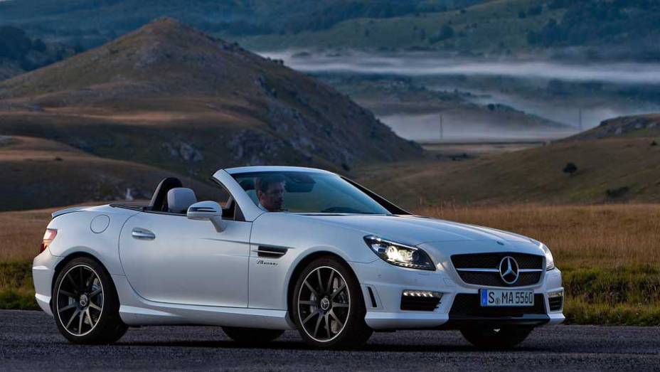 Carro acelera de 0 a 100 km/h em 4,5 segundos. <a href="https://beta-develop.quatrorodas.abril.com.br/noticias/mercedes-revela-versao-mais-potente-slk-55-amg-299394_p.shtml" rel="migration">Leia mais</a>