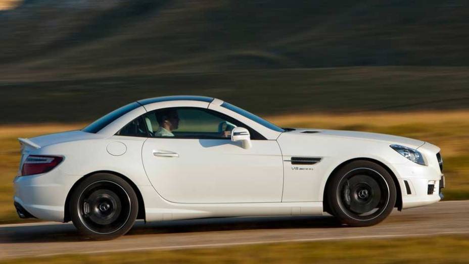 Capota r&iacute;gida &eacute; uma das marcas do SLK. <a href="https://beta-develop.quatrorodas.abril.com.br/noticias/mercedes-revela-versao-mais-potente-slk-55-amg-299394_p.shtml" rel="migration">Leia mais</a>