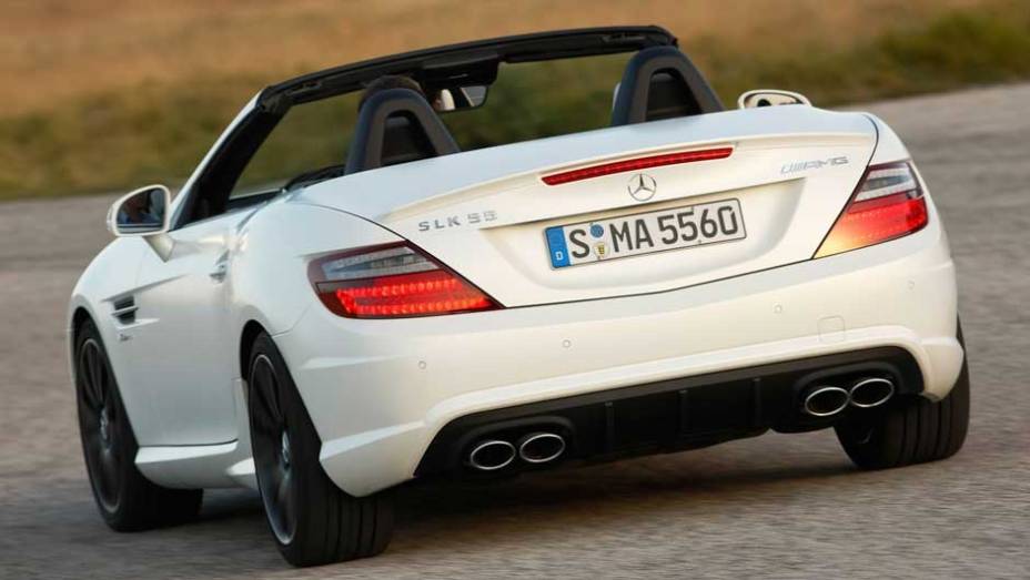 O par de saídas dupla de escape entrega: este não é um SLK qualquer. <a href="https://beta-develop.quatrorodas.abril.com.br/noticias/mercedes-revela-versao-mais-potente-slk-55-amg-299394_p.shtml" rel="migration">Leia mais</a>