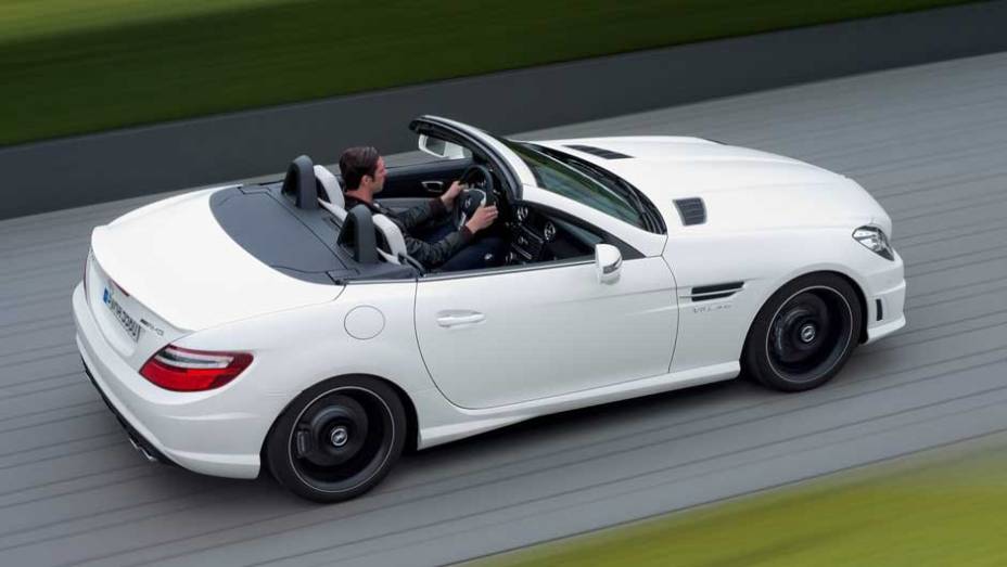 Esportivo ser&aacute; apresentado oficialmente em Frankfurt. <a href="https://beta-develop.quatrorodas.abril.com.br/noticias/mercedes-revela-versao-mais-potente-slk-55-amg-299394_p.shtml" rel="migration">Leia mais</a>