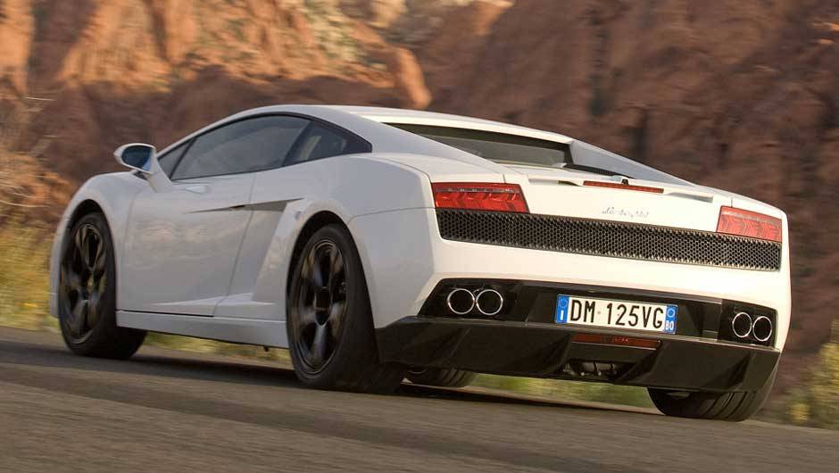 Freios de alto desempenho e controles eletr&ocirc;nicos d&atilde;o estabilidade ao esportivo | <a href="https://beta-develop.quatrorodas.abril.com.br/noticias/lamborghini-ira-exibir-gallardo-lp-560-4-sao-paulo-299619_p.shtml" rel="migration">Leia mais</a>