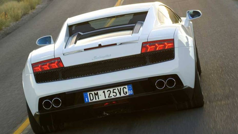 Cupê conta com quatro saídas de escape | <a href="https://beta-develop.quatrorodas.abril.com.br/noticias/lamborghini-ira-exibir-gallardo-lp-560-4-sao-paulo-299619_p.shtml" rel="migration">Leia mais</a>