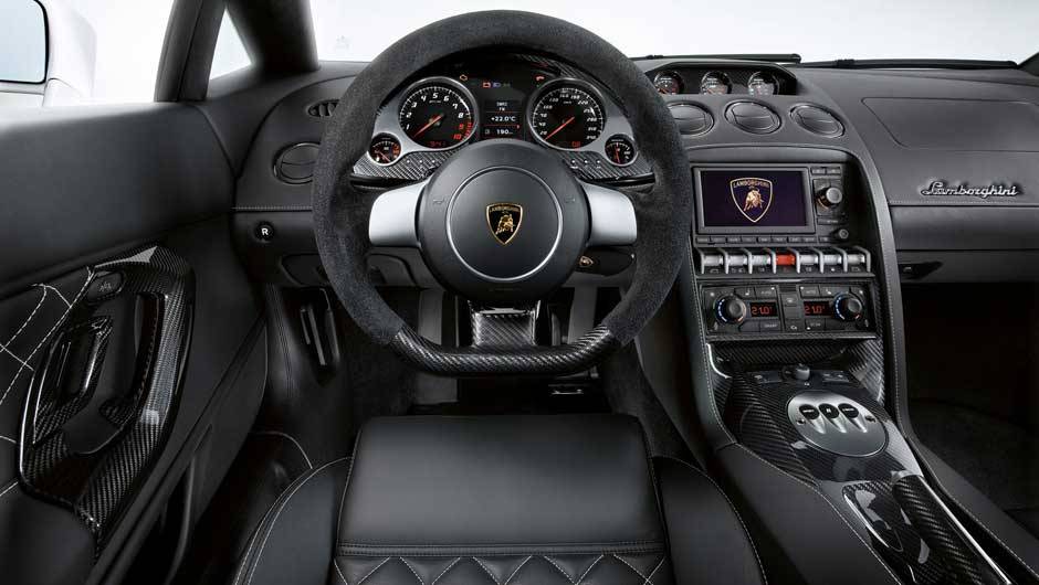 Volante tem base achatada | <a href="https://beta-develop.quatrorodas.abril.com.br/noticias/lamborghini-ira-exibir-gallardo-lp-560-4-sao-paulo-299619_p.shtml" rel="migration">Leia mais</a>