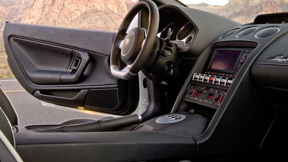 Transmiss&atilde;o tem c&acirc;mbio sequ&ecirc;ncial de seis velocidades | <a href="https://beta-develop.quatrorodas.abril.com.br/noticias/lamborghini-ira-exibir-gallardo-lp-560-4-sao-paulo-299619_p.shtml" rel="migration">Leia mais</a>