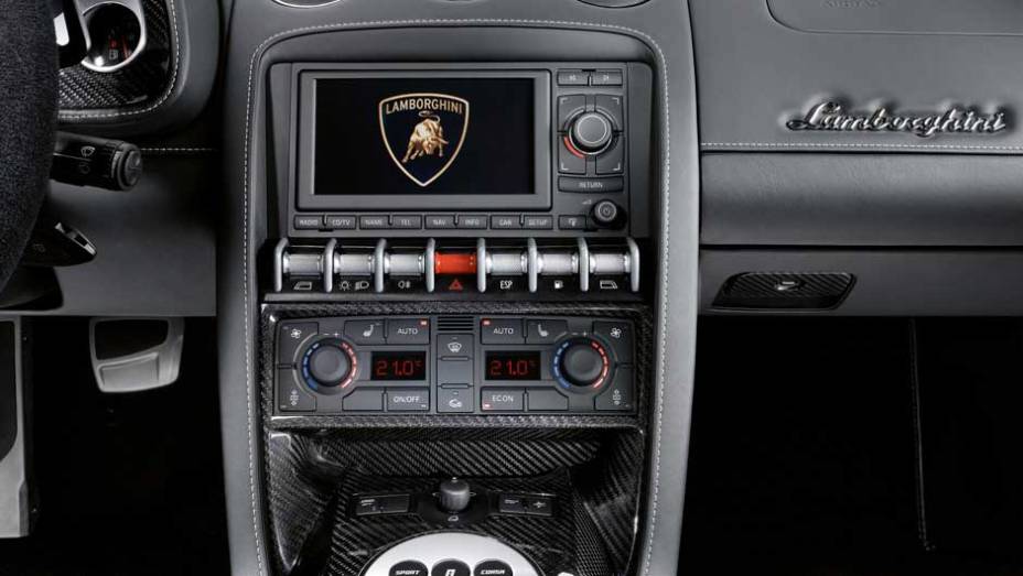 Ar dual zone e tela multimídia são alguns dos recursos do esportivo | <a href="https://beta-develop.quatrorodas.abril.com.br/noticias/lamborghini-ira-exibir-gallardo-lp-560-4-sao-paulo-299619_p.shtml" rel="migration">Leia mais</a>